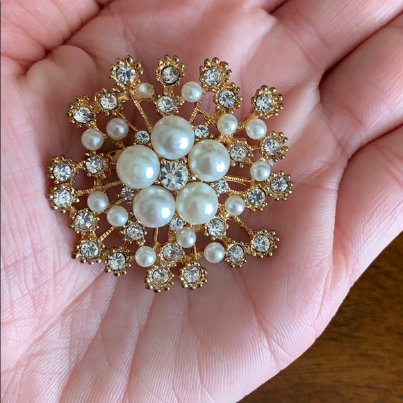 Jewelry - 🌼 Flower Brooch Pin 🌼